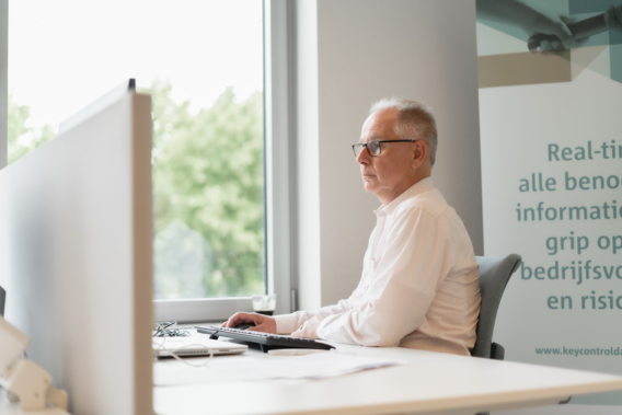 Collega Yellowtail Conclusion aan het werk op kantoor